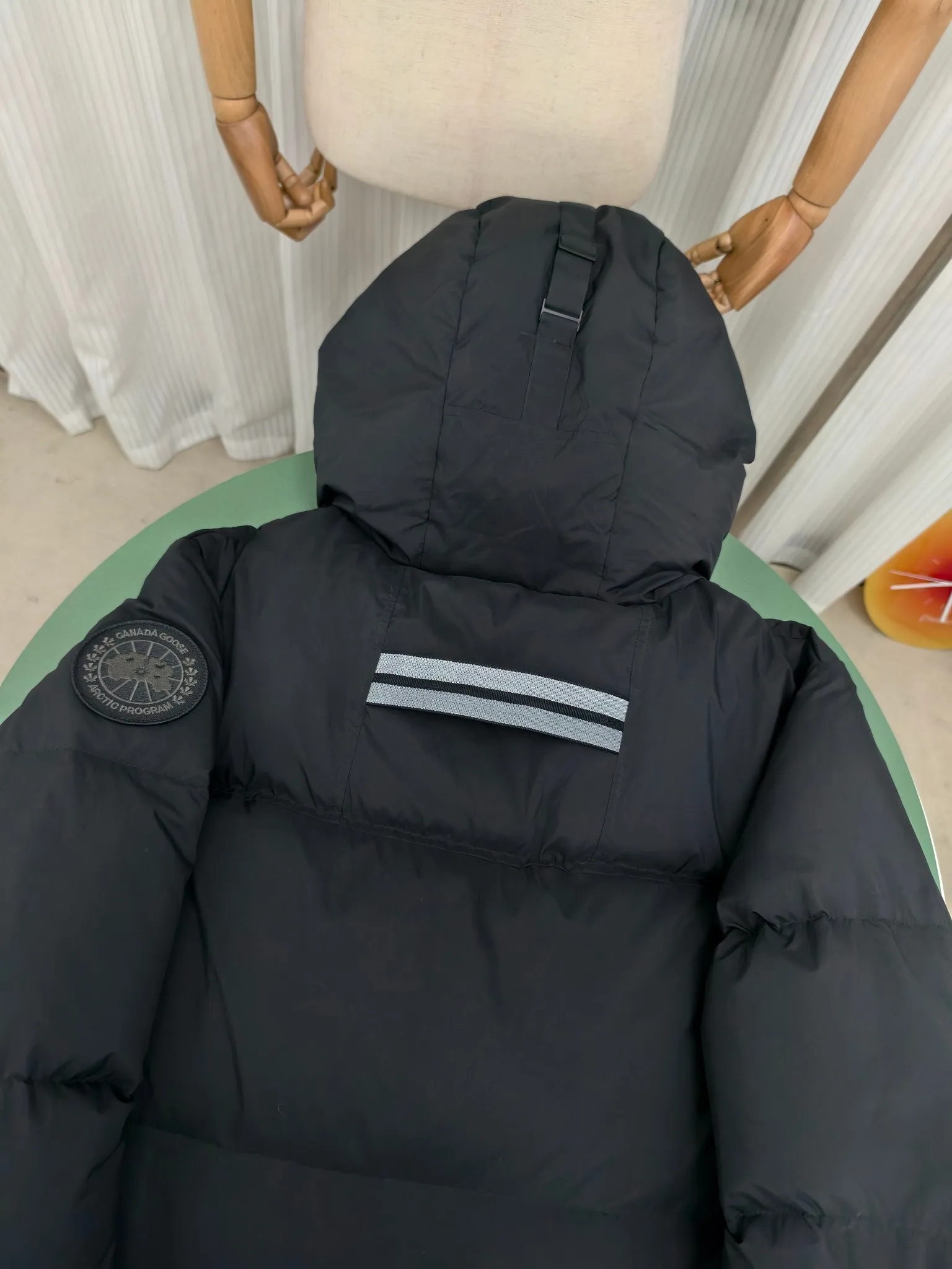 P1040————2800M (same style for men and women) Canada goose Lawrence long down jacket The Lawrence long down jacket provides basic protection for daily adventures and is made of sustainable Enduraluxe fabric with a practical soft touch. It has a quilted body and adjustable hood. Filled with extremely fluffy duck down. The adjustable down-filled connected hood and chin-protecting suede knitted stand-up collar are soft and extra-comfortable. Tapered rib-knit cuffs improve comfort and seal in heat. There are two zippered side vents at the bottom of the jacket for increased range of motion and ventilation. It has a longer hem at the back for added protection and reflective double stripes on the back. Color: black with red label, black with black label, navy blue with red label Size: XS-2XL